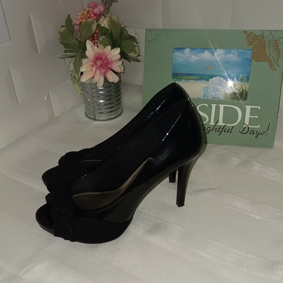 Fioni Black Patent Leather Peep Toe with Bow. Size 9W - Picture 3 of 8